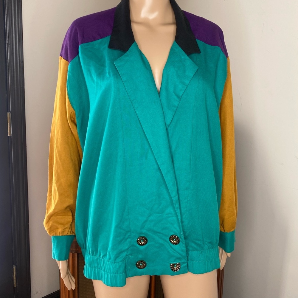 Retro Reina Color block Top loose fit. Unique button closure at the bottom